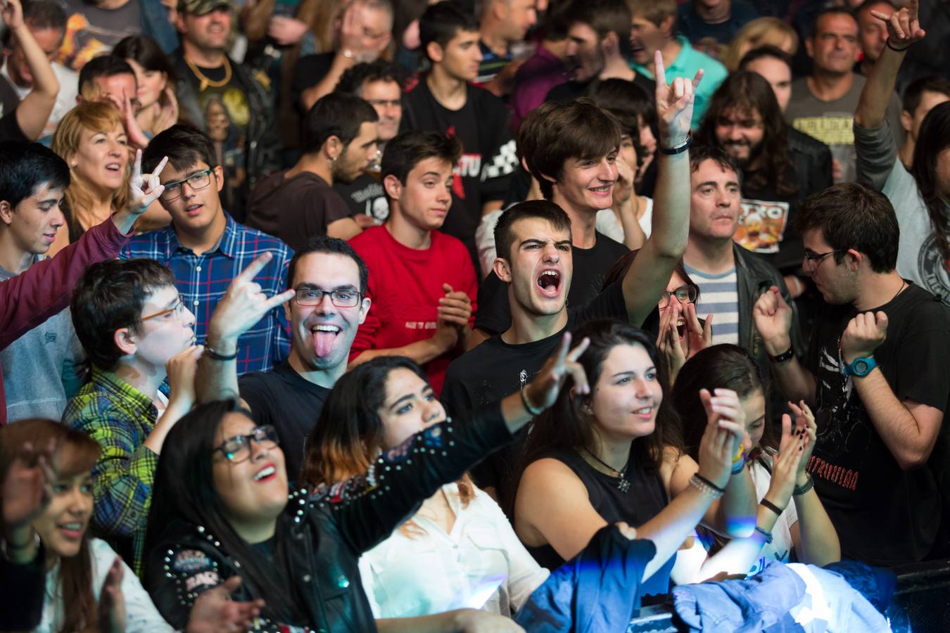 Llenazo en el Espacio Peñas que se llenó de amantes del heavy para disfrutar de estas tres bandas tributo..