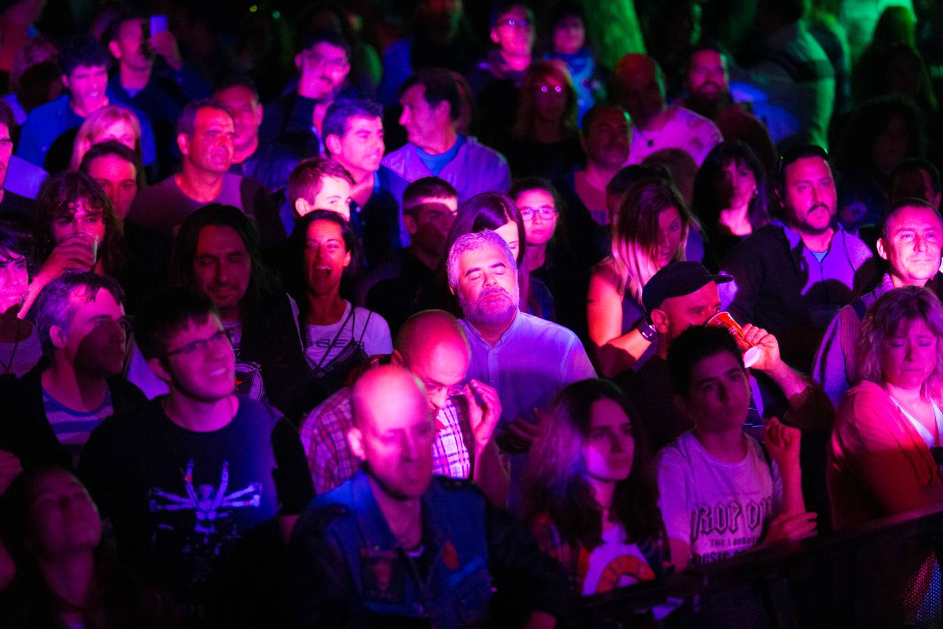 Llenazo en el Espacio Peñas que se llenó de amantes del heavy para disfrutar de estas tres bandas tributo..