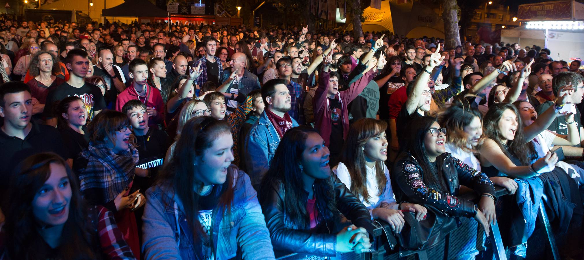 Llenazo en el Espacio Peñas que se llenó de amantes del heavy para disfrutar de estas tres bandas tributo..