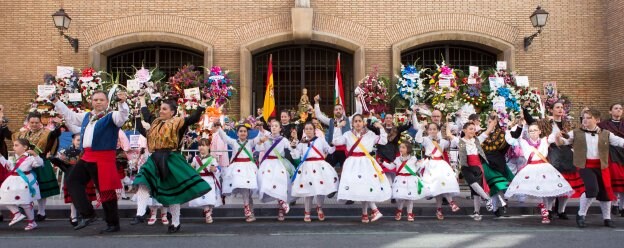 Grupo de Danzas. Actuación ante la fachada de la parroquia y de la imagen de la Virgen de Valvanera.