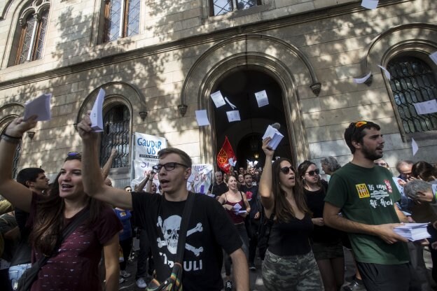 Estudiantes de la Universidad de Barcelona salen ayer con papeletas del referéndum durante el acto organizado por ANC y Òmnium denominado 'Maratón por la democracia'. :: efe