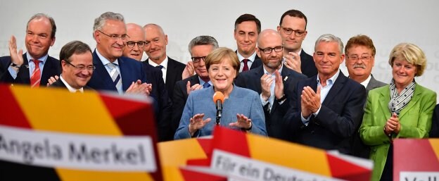 Angela Merkel celebra los resultados electorales con sus compañeros de partido, ayer, en Berlín. :: Tobias SCHWARZ / afp
