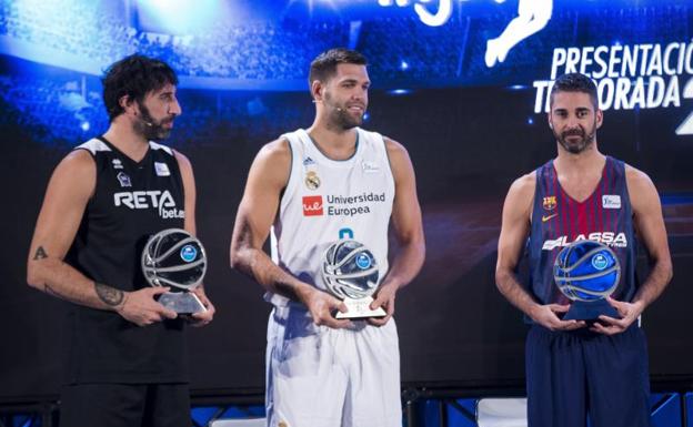 Felipe Reyes recibe, junto a Mumbrú y Navarro, una placa conmemorativa por sus 20 años en la ACB. 