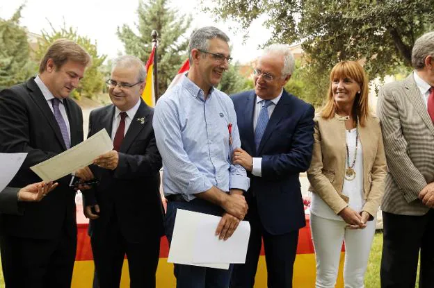 El presidente de La Rioja felicita a uno de los funcionarios distinguidos en el acto. :: justo rodríguez