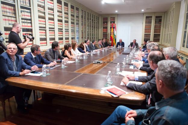 Ceniceros y Rubio, durante el encuentro que mantuvieron con agentes económicos y sociales. :: s. tercero