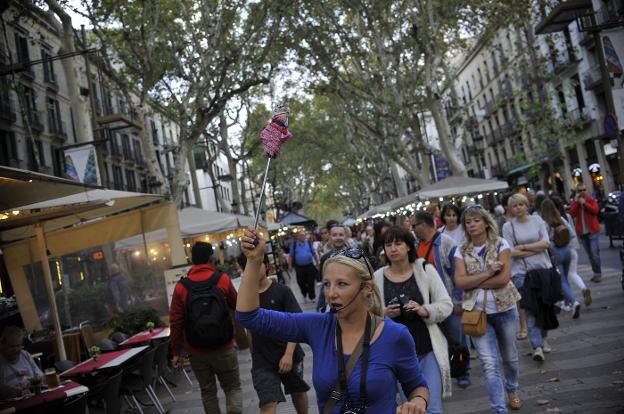 Turistas. Una guía encabeza un grupo de visitantes en su recorrido por Las Ramblas. ::  ignacio pérez