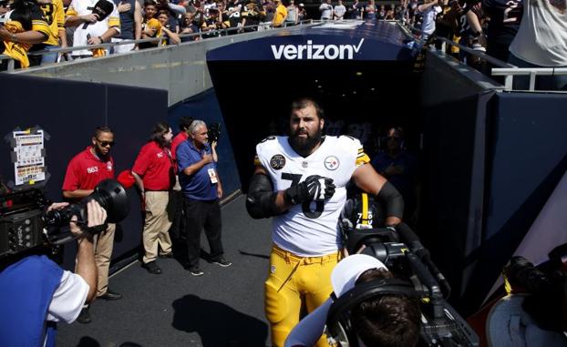 Alejandro Villanueva, escuchando el himno de EE UU.