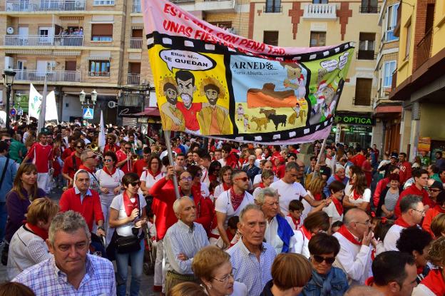   Pasacalles. Arnedanos de todas las edades se lanzaron a bailar con las peñas.