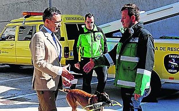 9.160 euros para nuevo material de los grupos de salvamento canino
