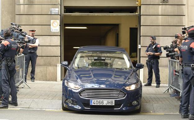 El vehículo de Josep Lluís Trapero a la salida de la reunión de mandos policiales.