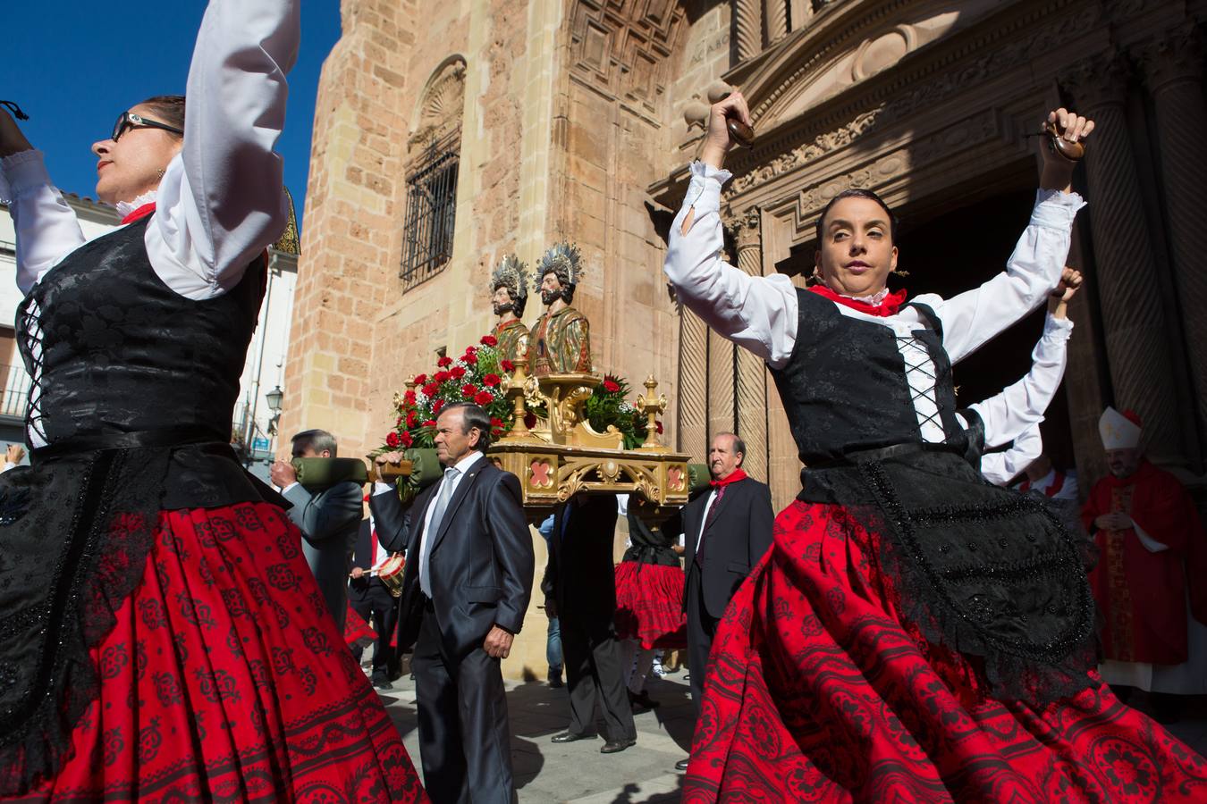 Arnedanos y navarros han celebrado la procesión que tiene como protagonistas a San Cosme y San Damián, así como el Rosario de la Aurora en sus fiestas