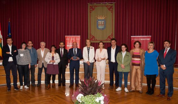 Elena de Borbón, junto a la alcaldesa, el presidente de la FER y la directora de Inter Europa, y beneficiarios del programa social de Mapfre. :: díaz uriel

