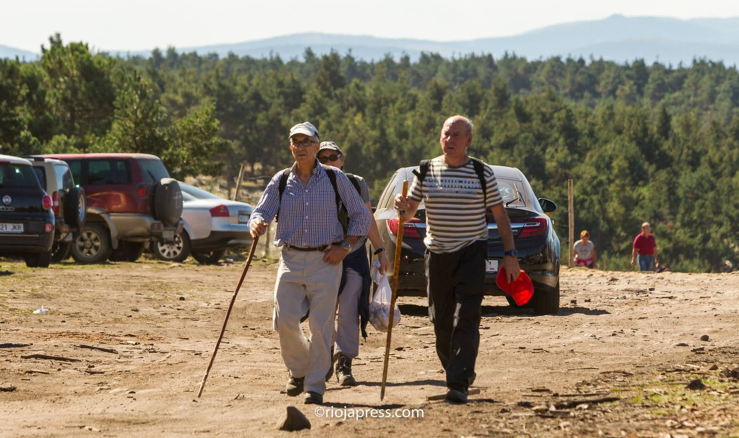 La avalancha de buscadores colapsa la cumbre Moncalvillo con más de 400 vehículos