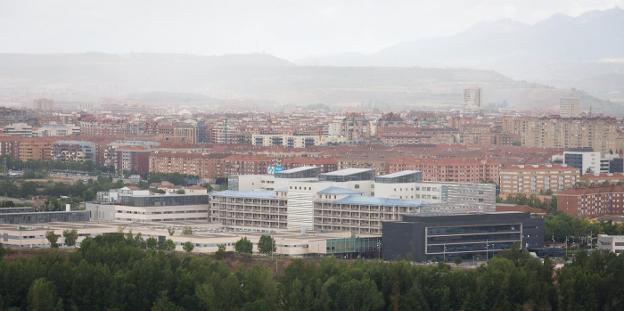 Imagen de Logroño, con el Hospital San Pedro en primer término, tomada desde Villamediana de Iregua. :: sonia tercero