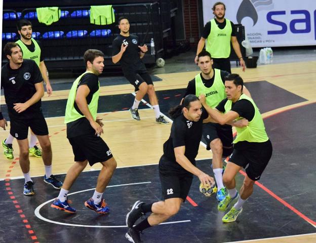 Garabaya intenta atacar la portería mientras es defendido por Ángel durante un entrenamiento. :: miguel herreros