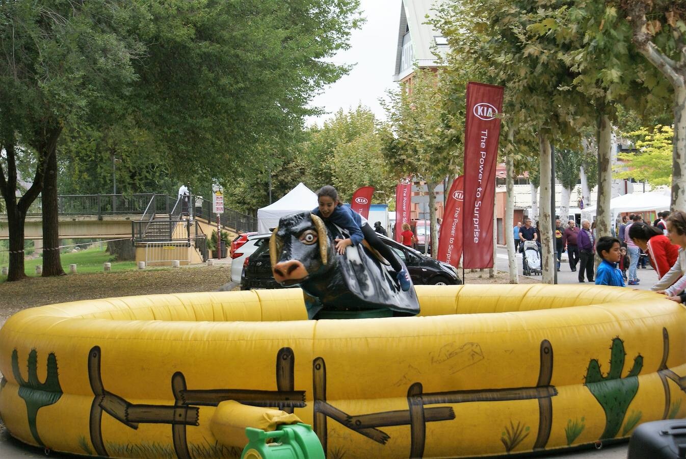 El municipio acoge las Ferias de San Miguel -maquinaria agrícola, industrial y automoción- y en su segunda jornada se oudo ver una muestra de animales y se disfrutaron las calderetas