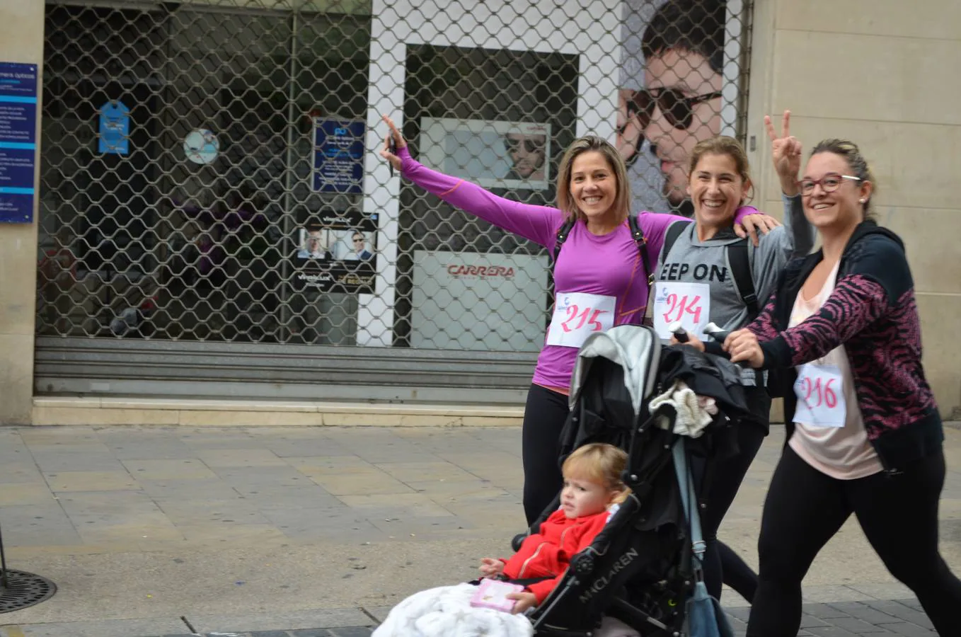 Muchos de los corredores participaron en familia en este evento deportivo y solidario