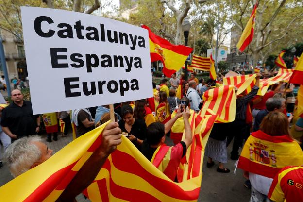 Manifestantes, ayer, en Barcelona. :: Y. HERMAN / REUTERS
