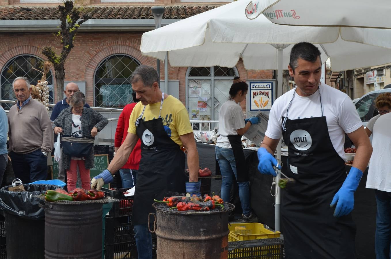 La Plaza del Raso acogió este acto en el que se pudo ver el asado