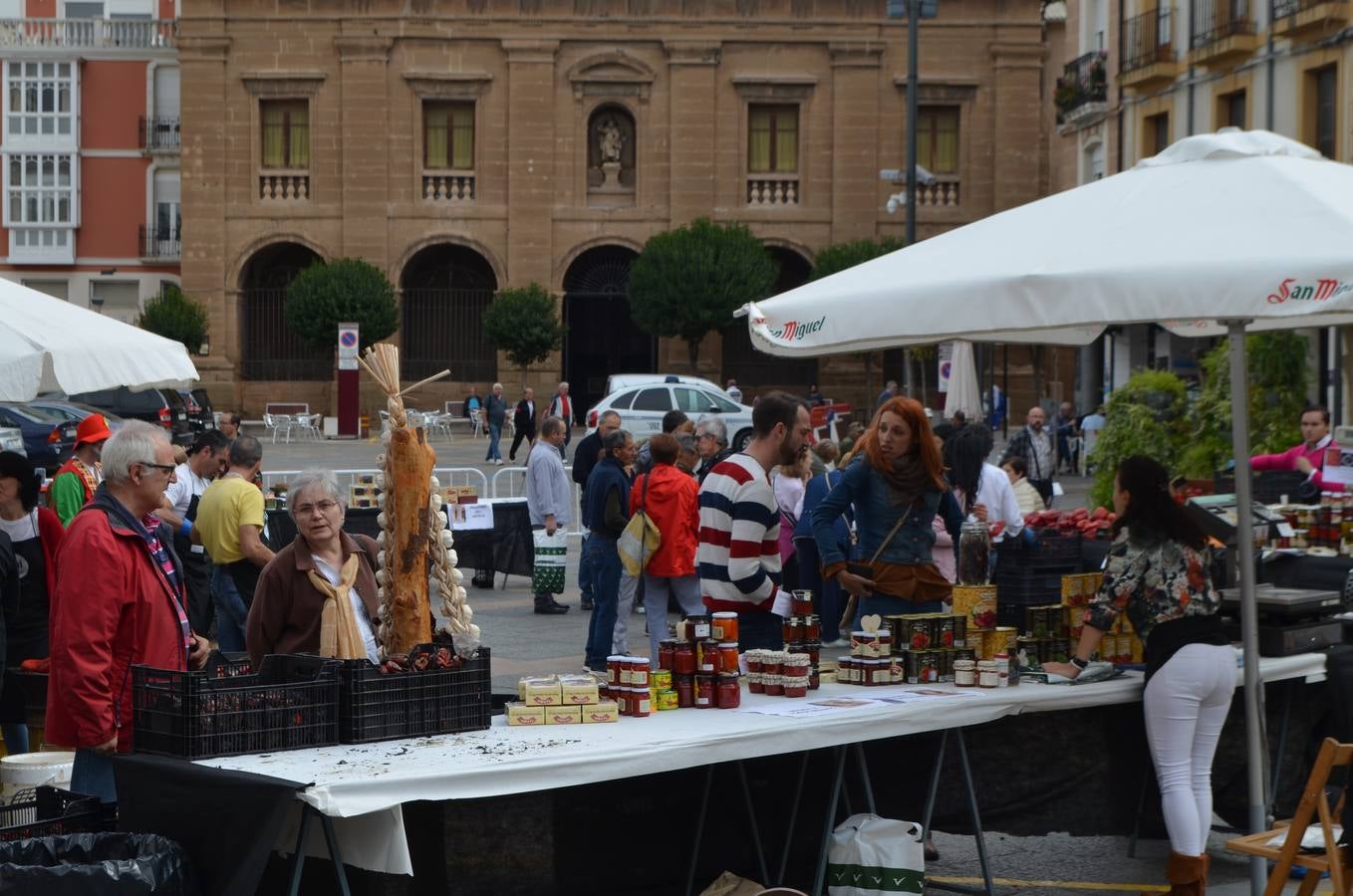 La Plaza del Raso acogió este acto en el que se pudo ver el asado