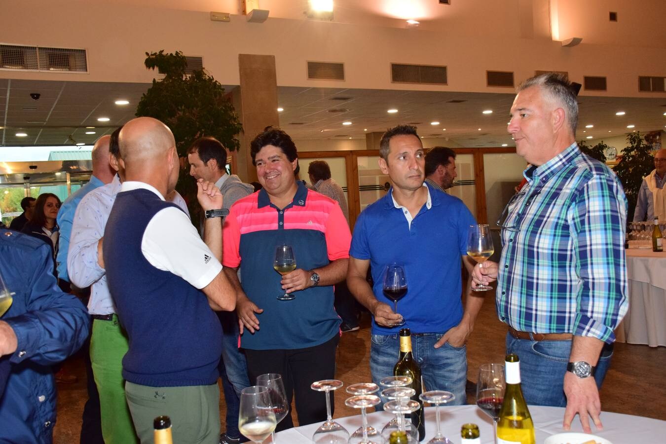 Tras la jornada de juego, los participantes pudieron disfrutar de la cata de dos vinos de Bodegas Martínez Lacuesta.