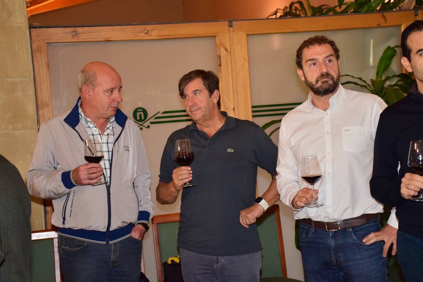 Tras la jornada de juego, los participantes pudieron disfrutar de la cata de dos vinos de Bodegas Martínez Lacuesta.