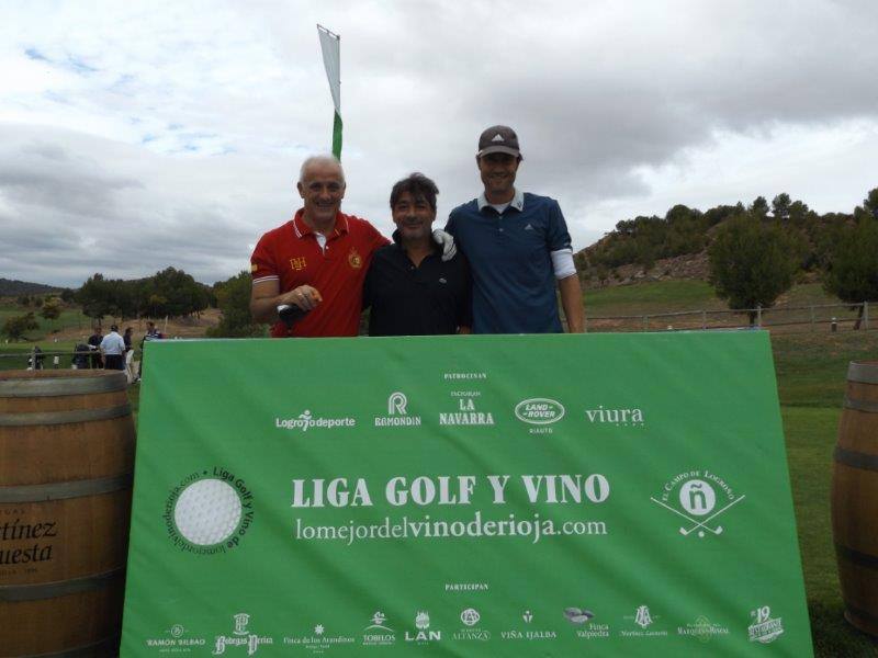 Fotos de la salida de los jugadores participantes en el Torneo Martínez Lacuesta, de la Liga de Golf y Vino de lomejordelvinoderioja.com.