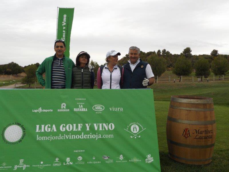 Fotos de la salida de los jugadores participantes en el Torneo Martínez Lacuesta, de la Liga de Golf y Vino de lomejordelvinoderioja.com.