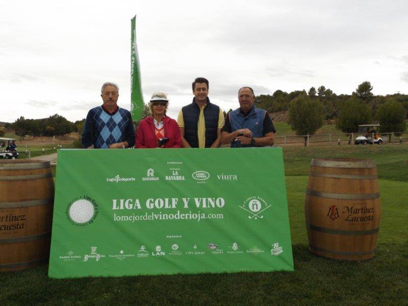 Fotos de la salida de los jugadores participantes en el Torneo Martínez Lacuesta, de la Liga de Golf y Vino de lomejordelvinoderioja.com.