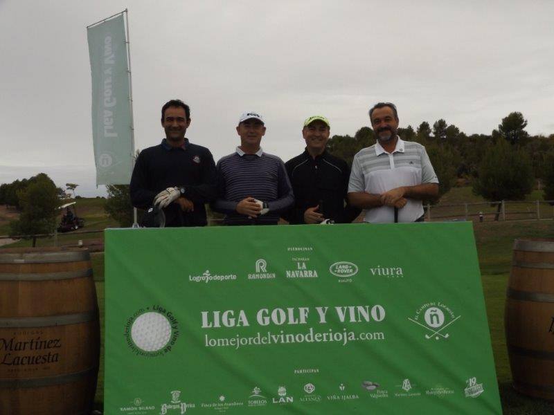 Fotos de la salida de los jugadores participantes en el Torneo Martínez Lacuesta, de la Liga de Golf y Vino de lomejordelvinoderioja.com.