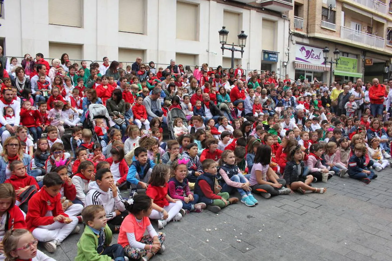 Arnedo tiene cantera para dar continuidad a las fiestas. Los peques protagonizaron un multitudinario pasacalles como antesala al cierre de los festejos