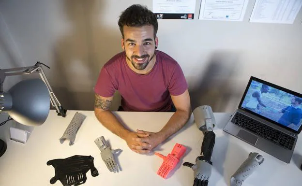 Guillermo Martínez en su casa, donde diseña, imprime y monta las próteisis de manos 3D.