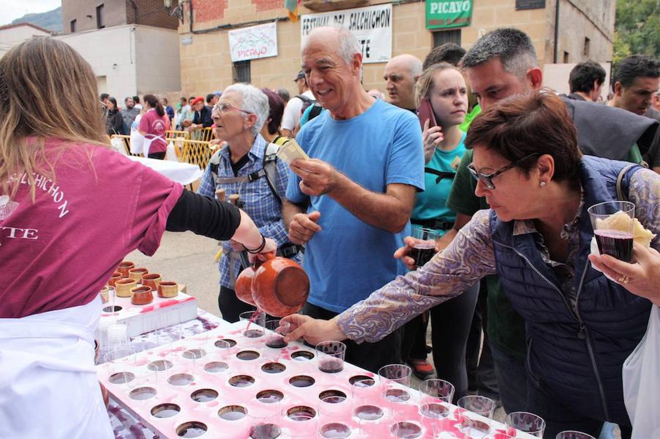 Alrededor de 4.000 bocadillos con el embutido asado en su punto fueron consumidos por turistas y también por los todos aquellos que participaron en una excursión por el entorno