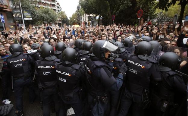 Agentes de la Policía Nacional en Barcelona.