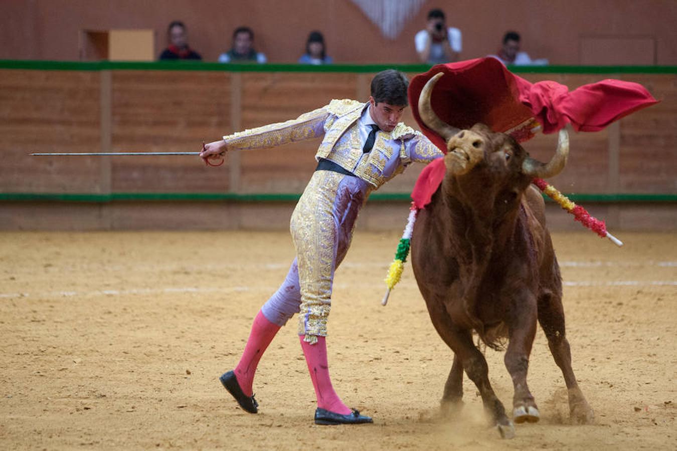 La Feria del Zapato de Oro de Arnedo dejó ver detalles como los naturales de Carlos Ochoa que le dieron el triunfo en la Ciudad del Calzado