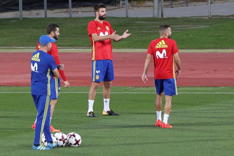 Los aficionados españoles recibieron a Gerard Piqué con insultos y abucheos, y pancartas reclamando su marcha inmediata de la selección española.