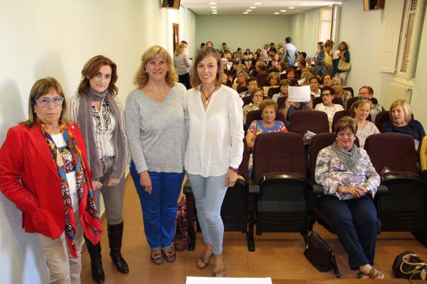 M.ª Carmen Ocio, M.ª Jesús Ruiz, M.ª Carmen Rodera y Laura García forman parte de la nueva directiva de las Mujeres de la Vega. :: 