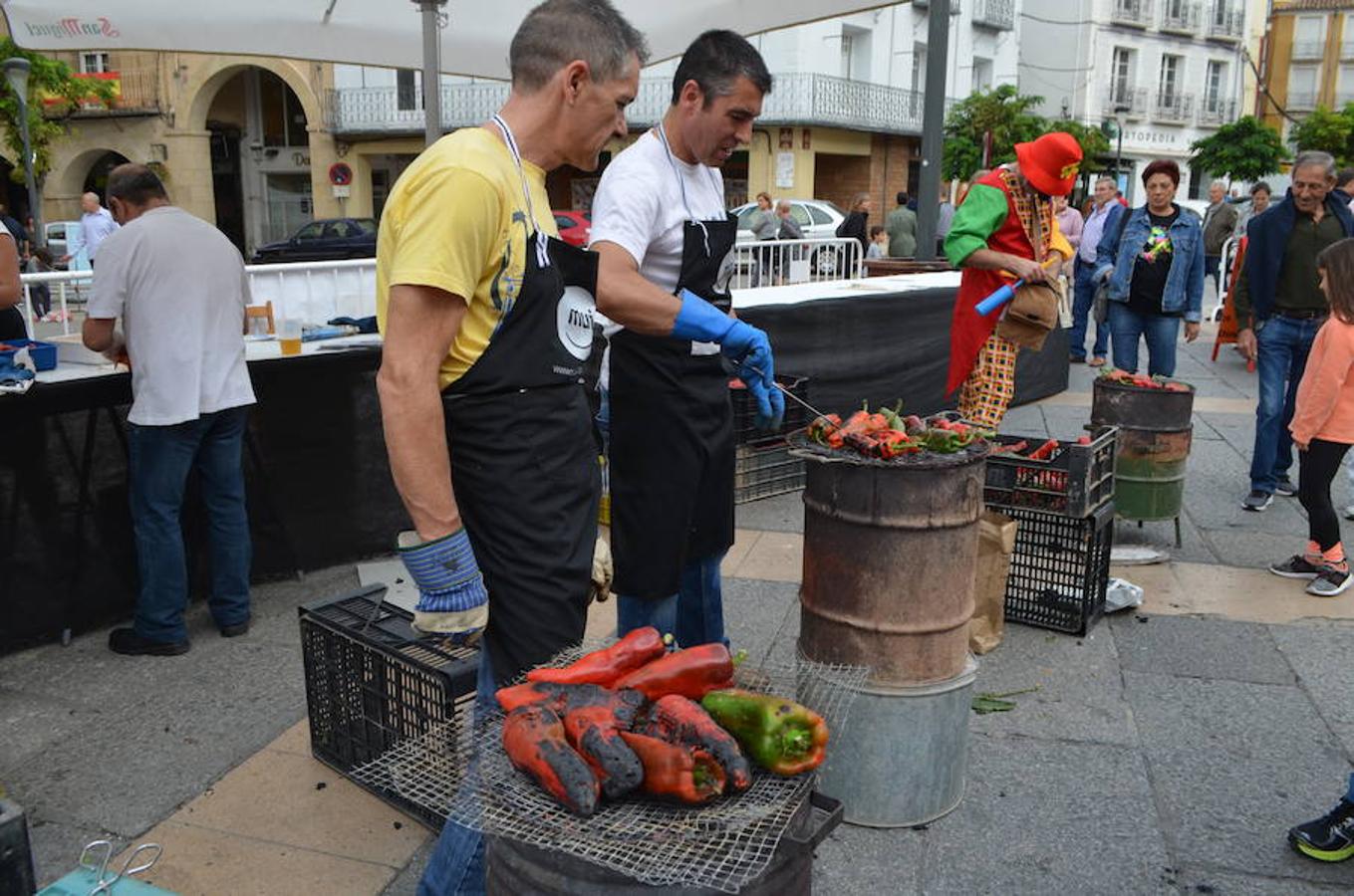 Los pimientos y la tradición del asado para consumo familiar dieron lugar a una bonita celebración en la plaza del Raso de Calahorra