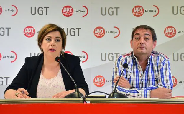 Ana Vaquero y Carlos Alfaro denunciaron ayer la situación de los temporeros. :: miguel herreros