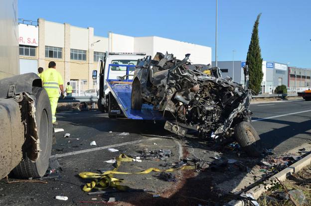 Una grúa transporta uno de los vehículos accidentados. :: 