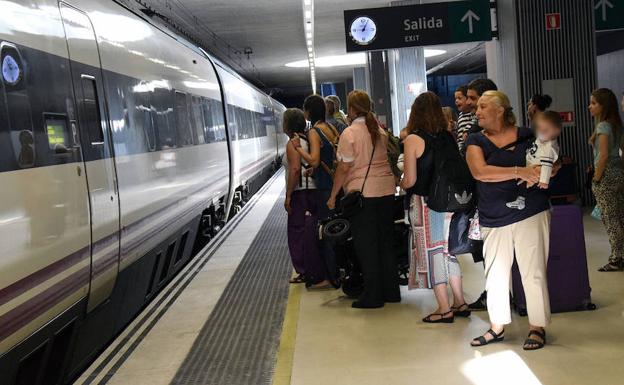 Viajeros a la espera del paso de un convoy en la estación de Logroño. 