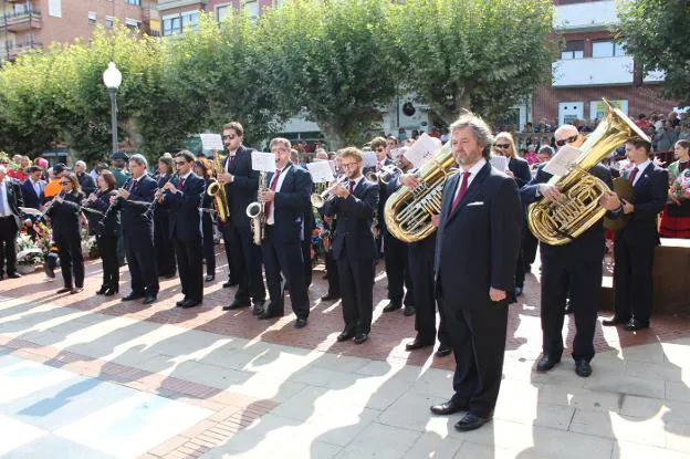 La banda municipal de música de Haro, con una veintena de sus 46 miembros durante su actuación en la ofrenda floral a la Virgen de la Vega. 