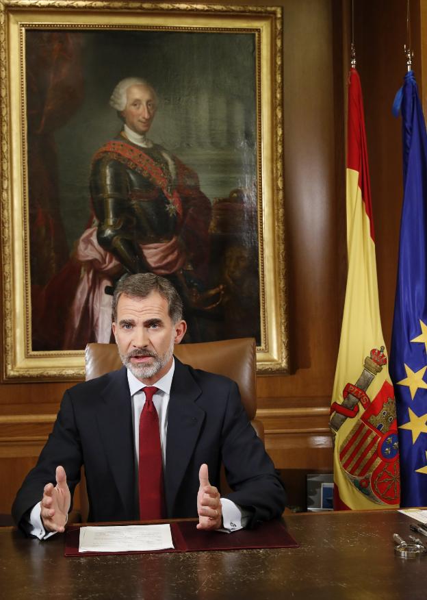 Felipe VI gesticula en diferentes momentos de su discurso del martes. :: r. c.
