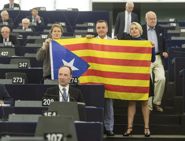 Eurodiputados posan ayer con una estelada durante el debate en la Cámara de Estrasburgo. :: p. seeger / efe