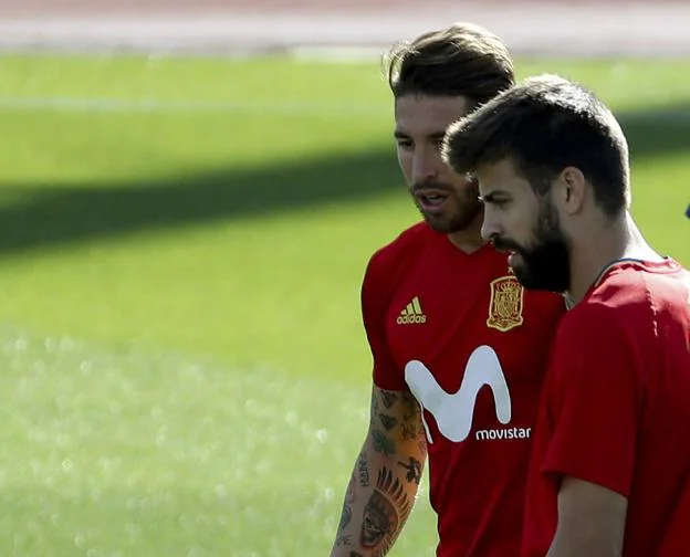 Sergio Ramos y Gerard Piqué. :: efe