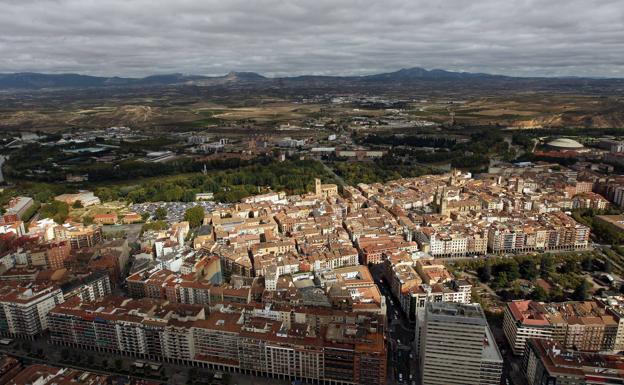 En primer plano, la Gran Vía de Logroño.