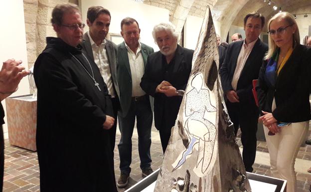 De izda a derecha. El padre Abad de Silos, Lorenzo Mate con el comisario de exposicion, Javier Pérez Segura y el artista durante la visita guiada.