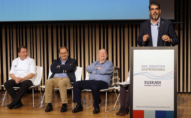 Los cocineros Martín Berasategui, Hilario Arbelaitz y Juan Mari Arzak siguen la alocución de Eneko Goia, alcalde de San Sebastián.