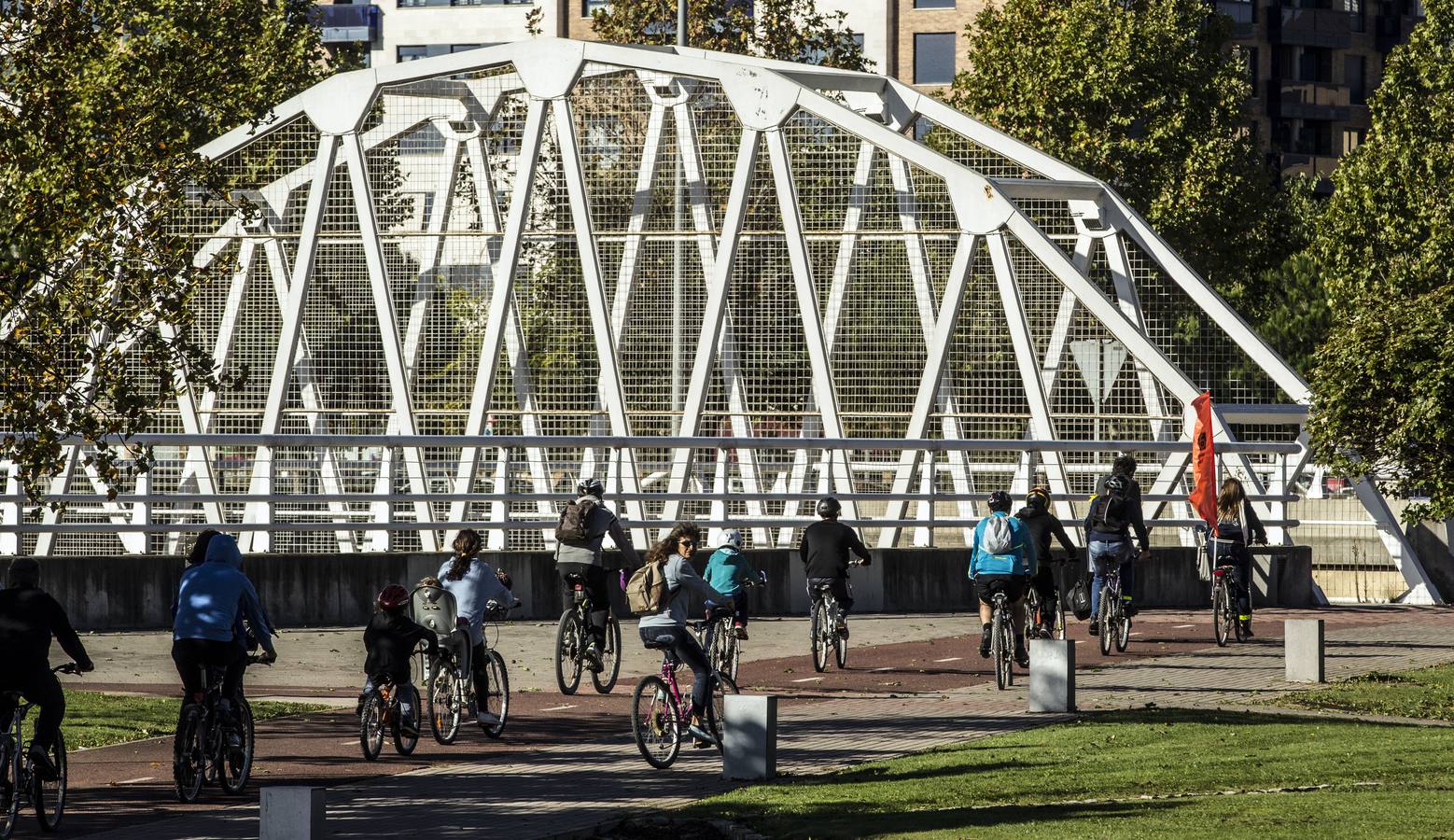 La Agrupación de Urbanistas del COAR organizó un recorrido arquitectónico por la ciudad en bicicleta