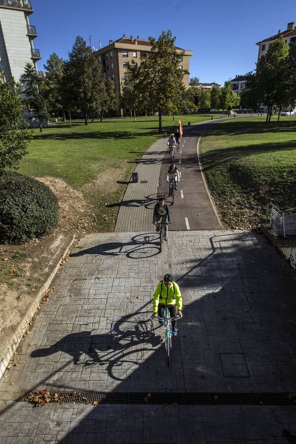 La Agrupación de Urbanistas del COAR organizó un recorrido arquitectónico por la ciudad en bicicleta